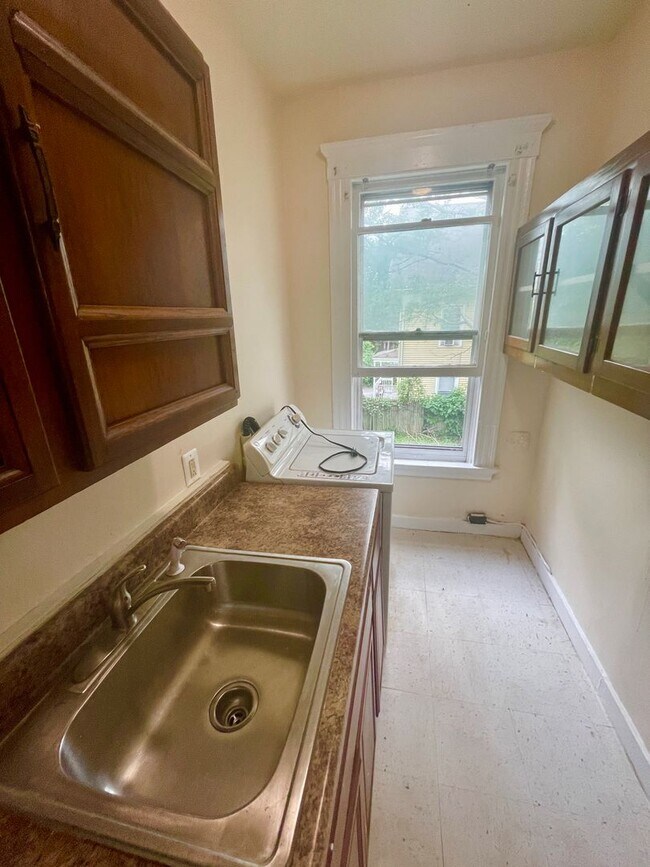 Building Photo - 255-255 Orchard St