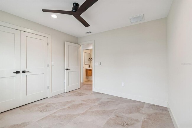 Building Photo - 3921 Versailles Dr