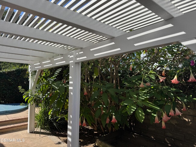 Building Photo - 846 Lindawood St