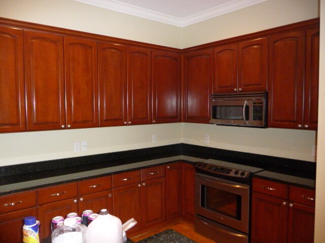 kitchen - 407 E Hull St