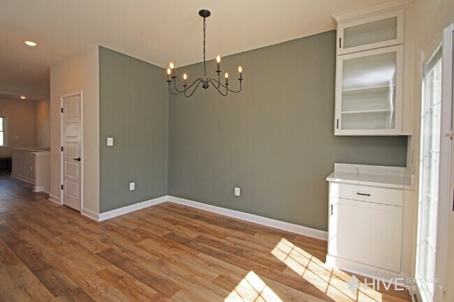 Building Photo - "Impressive 3-Bed Townhouse with Fenced in Backyard!"