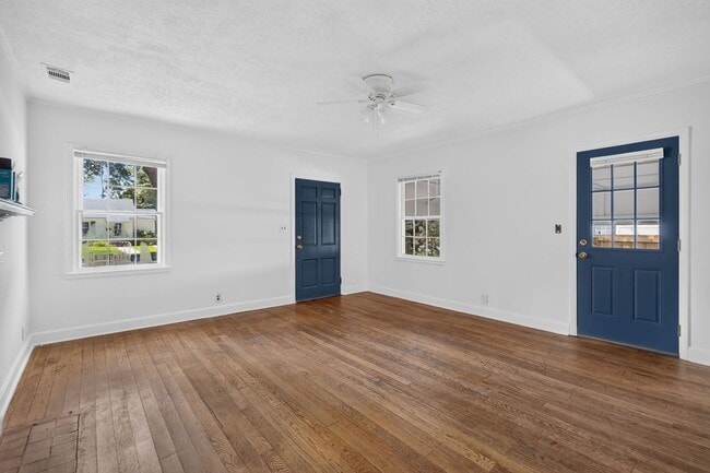 Building Photo - 216 E 57th St