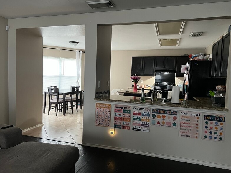 kitchen and dining area - 9814 Autumn Arch