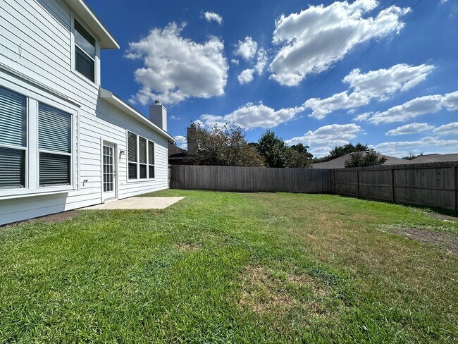 Building Photo - 2211 Highland Crossing Dr