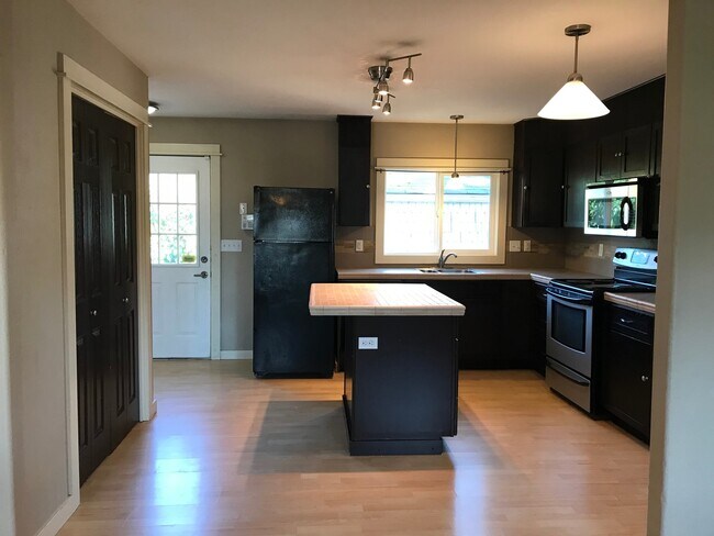 Building Photo - 2x2 with Loft! Walk to Harney Elementary! ...