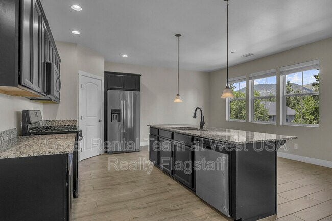 Building Photo - 781 N Forest View Dr
