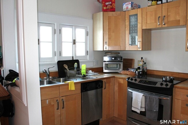 Building Photo - 7 Hillcrest Dr