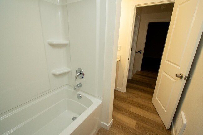 Building Photo - 403 43rd Ave SW