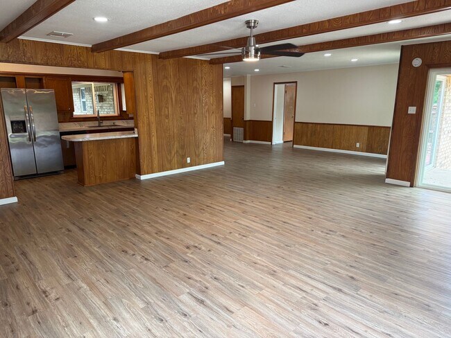 Building Photo - TEXAS SIZED WHITESBORO HOME FOR LEASE! 4 BEDROOMS-LOTS OF SPACE! HURRY!