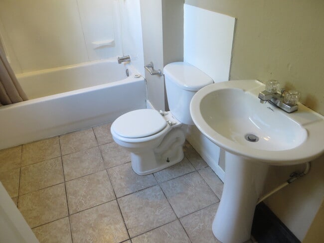 Building Photo - Two Bedroom Home with a bonus room/3rd bedroom in Historic District (Williams-Woodland Historic P...