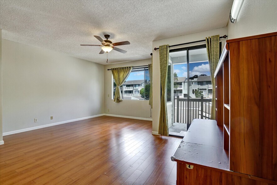 Building Photo - 3402 Pinewood Terrace