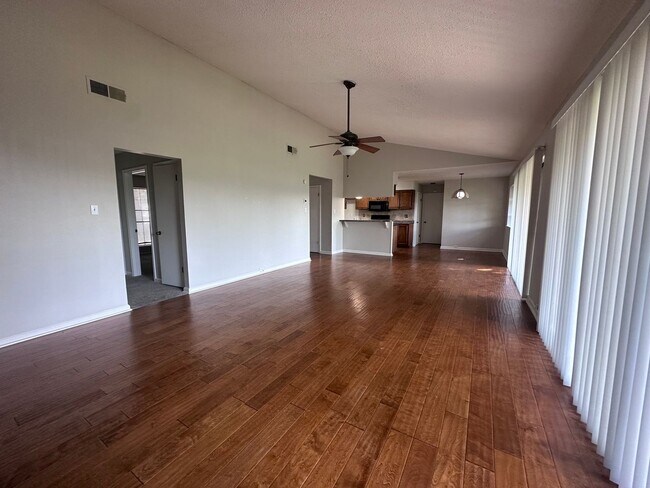 Building Photo - BEAUTIFUL WOOD FLOORING IN THIS 3 BR IN FO...