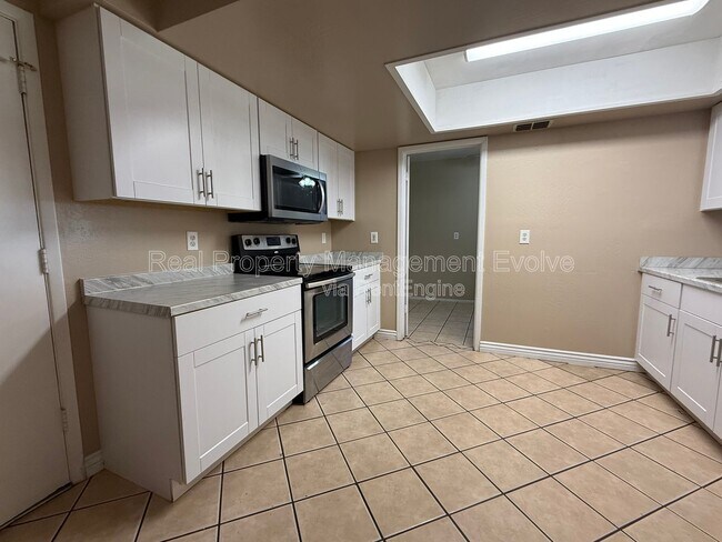 Building Photo - 1637 W Muriel Dr