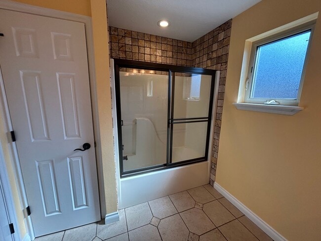 Building Photo - Gorgeous 4 Bedroom in Desirable East Misso...