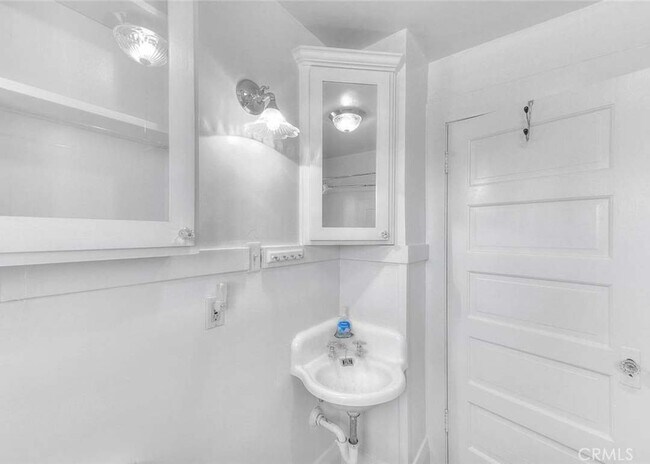 Building Photo - 563 Claremont Pl
