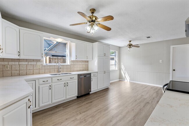 Building Photo - 4106 Cypress Hill Dr