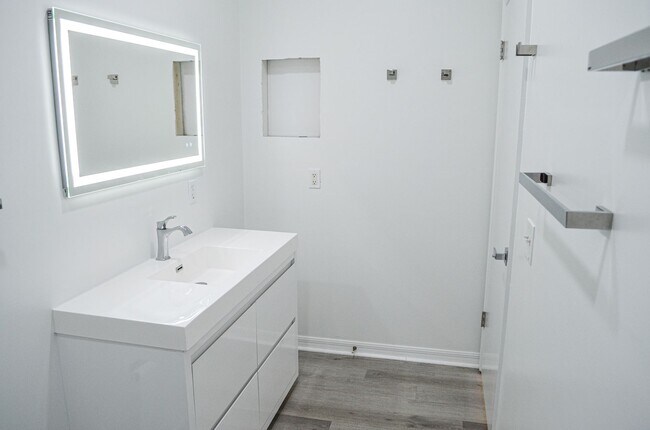 Building Photo - Stunning 1 bedroom 1 bath condo in The Gables