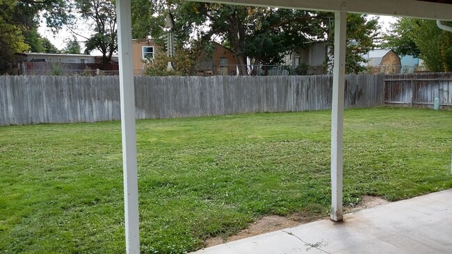 Building Photo - Meridian Manor 3 bedroom/1.5 home with newer carpet and paint!