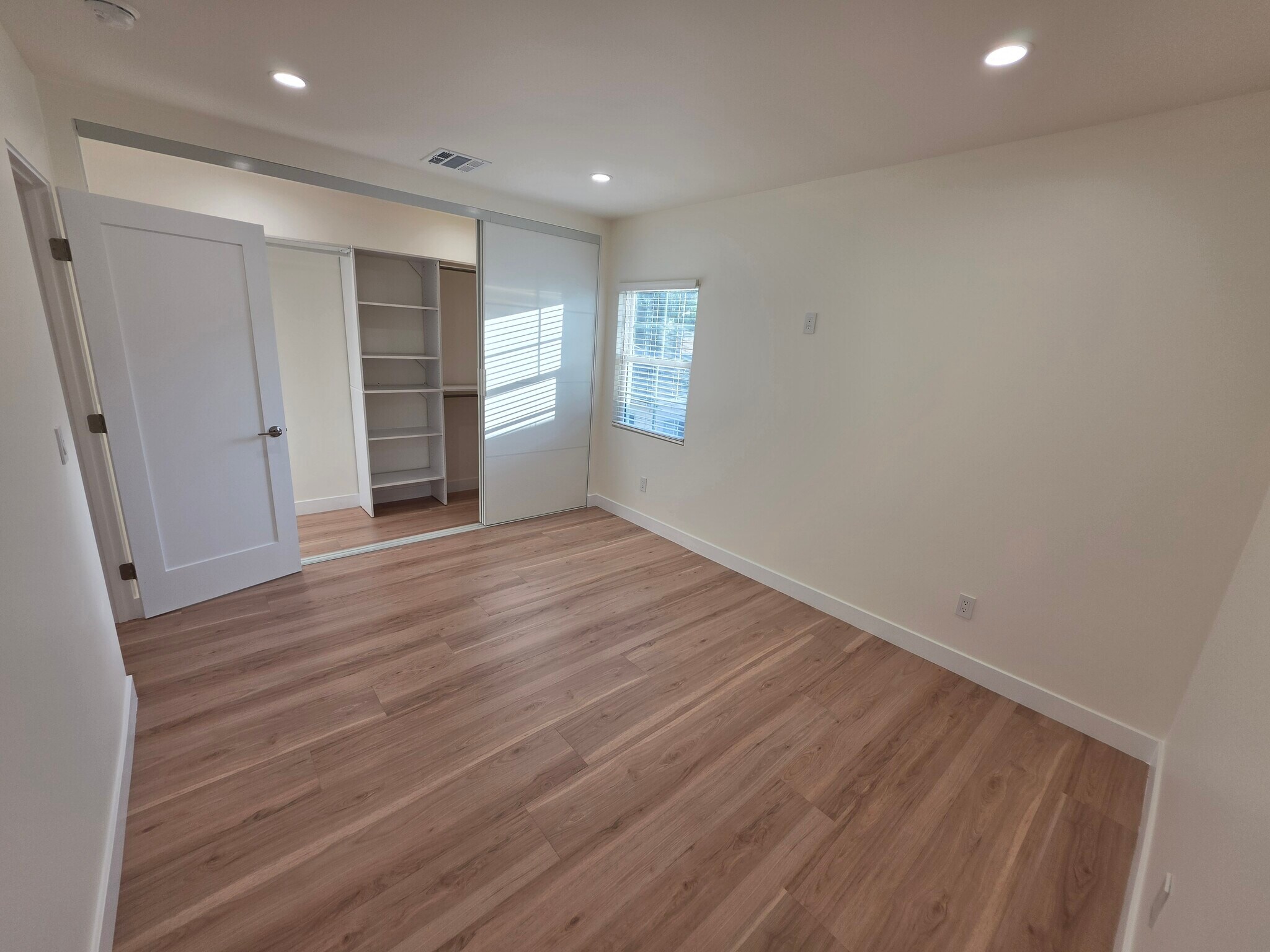 Building Photo - 2913 W Riverside Dr