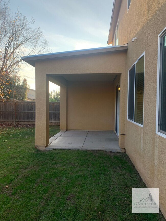 Building Photo - Spacious 4 Bedroom 3 Bath Home in Harlan R...