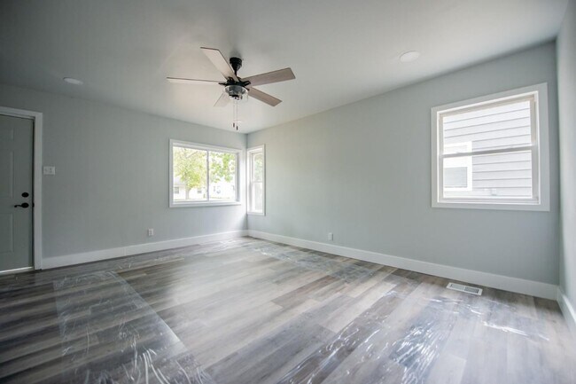 Building Photo - 4 bedroom 2 Bath home!!