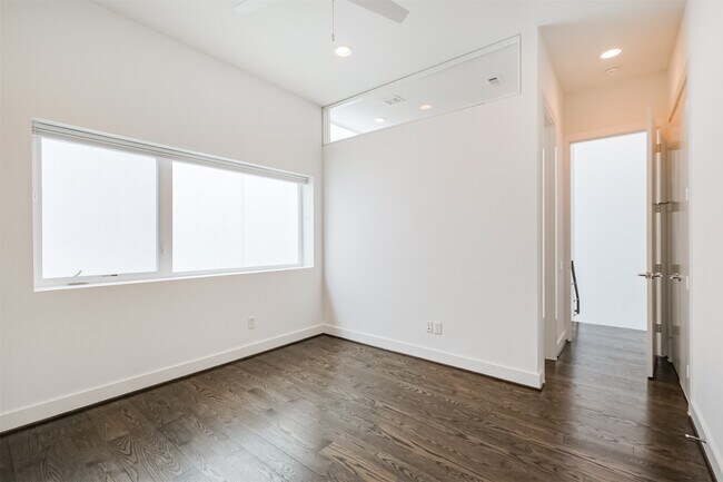 Building Photo - 1157 W 18th St