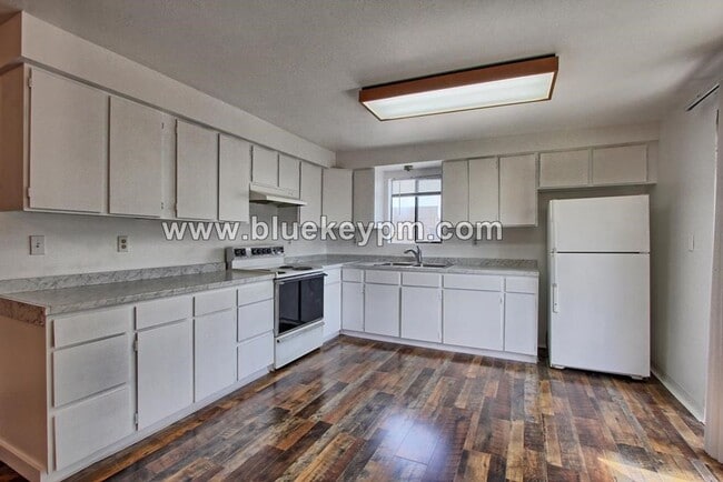 Building Photo - Upper Floor 1 Bed, 1 Bath Duplex Unit for ...