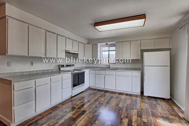 Building Photo - Upper Floor 1 Bed, 1 Bath Duplex Unit in Parkrose