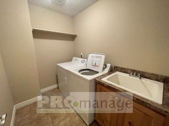 Building Photo - 4 Bed, 3 Bath Town Home w/ 2 Car Garage - Ammon