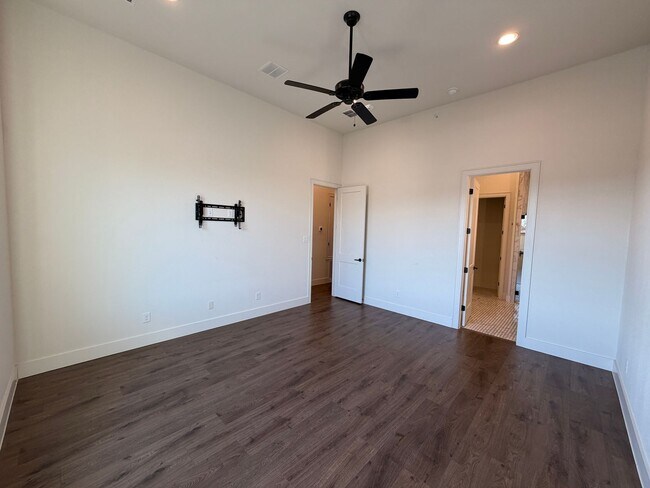 Building Photo - Town Creek CONDO! Large Balcony / Fridge, Washer, Dryer Included / Garage / NBISD