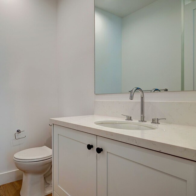 Building Photo - Fantastic Multi-Level Townhome - 3 bed 3 b...