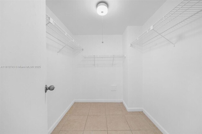 Building Photo - 4222 Inverrary Blvd
