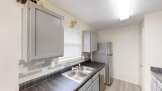 Building Photo - 2802 Woodlands Dr