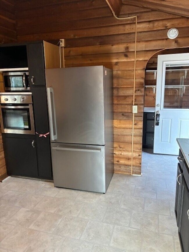 Building Photo - LAKE FRONT PARADISE