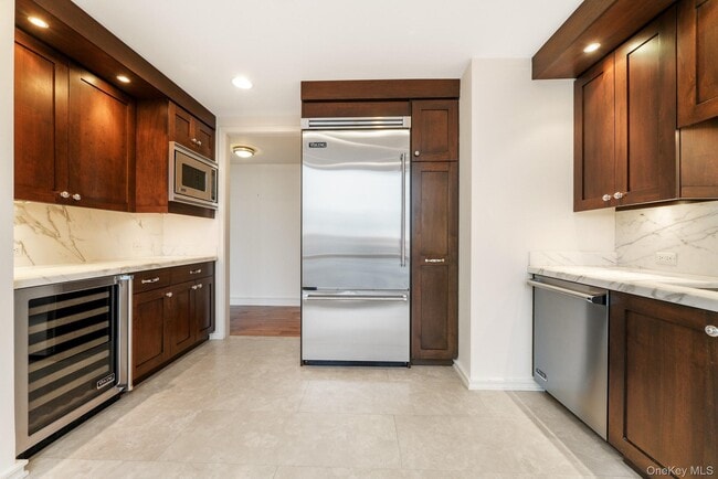 Building Photo - 1 Renaissance Square