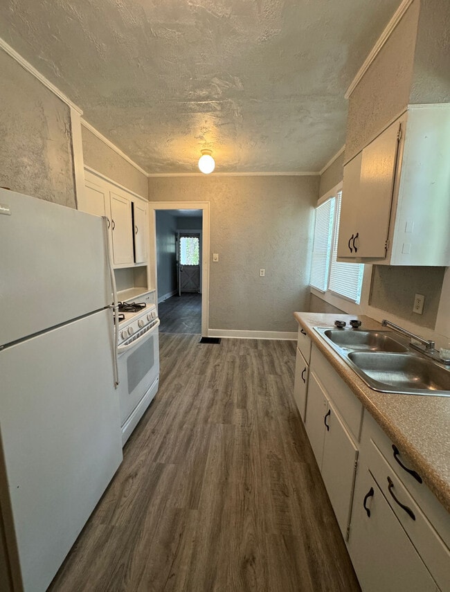 Building Photo - 1201 E Fox St