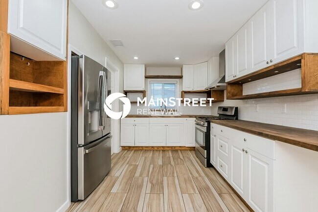 Building Photo - 4 Bedroom Pet-Friendly Home in LARGO, FL with Main Street Renewal