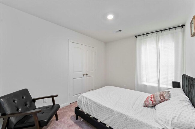 Building Photo - 408 Elaine Vly Dr
