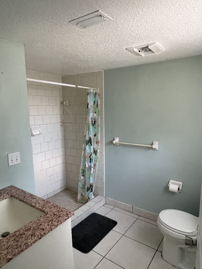 Full bathroom - 2062 Pinehurst St