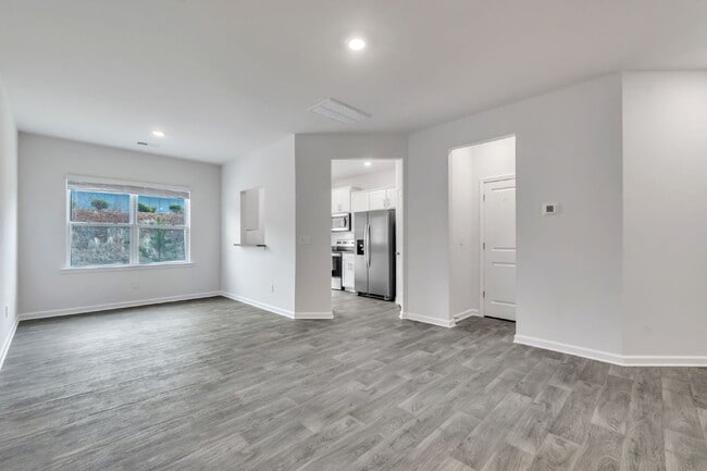 Building Photo - Beautiful 3 BR / 2.5 BA Townhome with Patio & Community Amenities $1,725/mo rent**