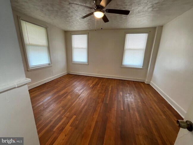 Building Photo - 3018 Larue Square E