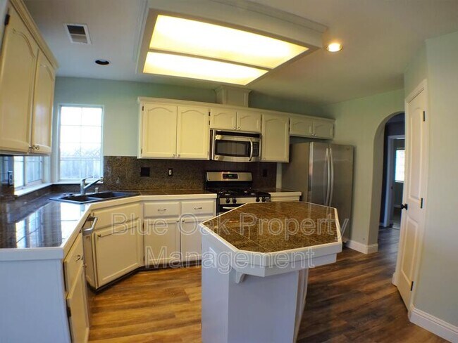 Building Photo - 612 W 6th Ave