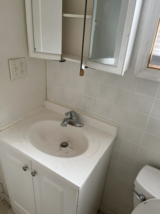 Building Photo - 1 Bed 1 Bath Duplex