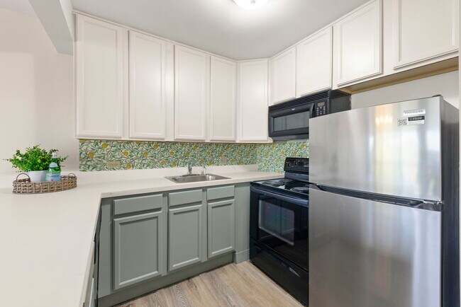 Building Photo - 5821 Oakwood Dr