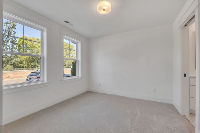 Building Photo - 2019 Maple Vw Ln