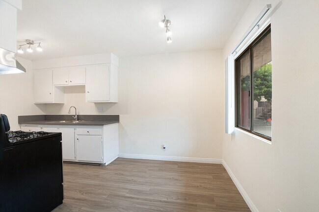 Building Photo - Figueroa Street Apartments