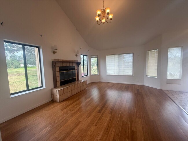 Building Photo - Beautiful Royal Oaks Home