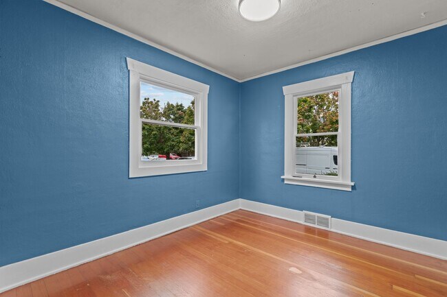 Building Photo - Classic Tacoma Charm with Room to Breathe....