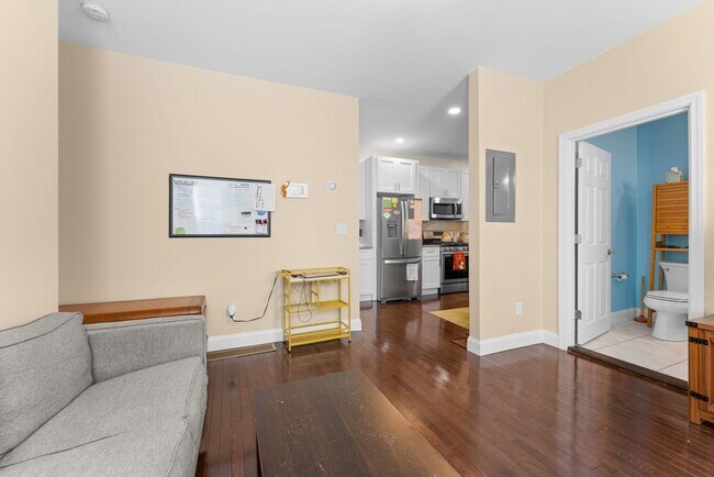 Building Photo - 6 W Cottage St