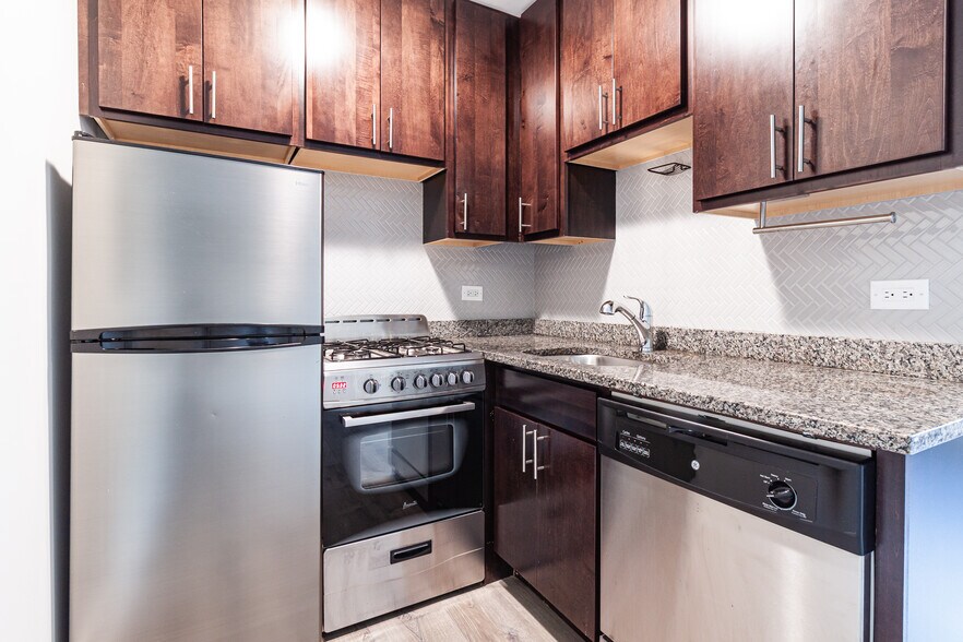 Primary Photo - 525 W Surf St